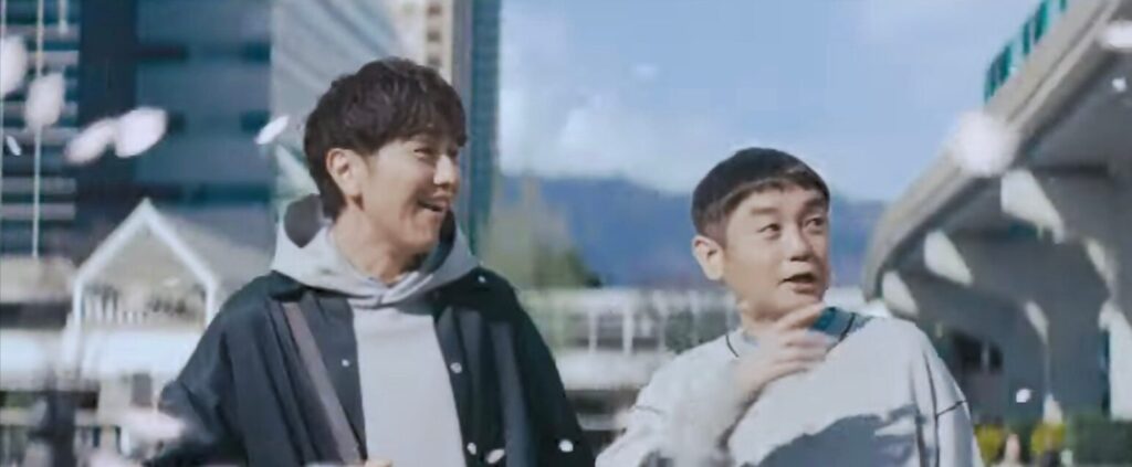 六甲アイランド・リバーモール ゆずの二人が立っているシーン