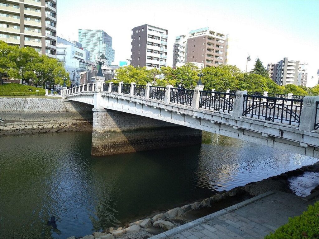 平和記念公園・元安橋|整と汐路がはじめて言葉を交わすシーン
