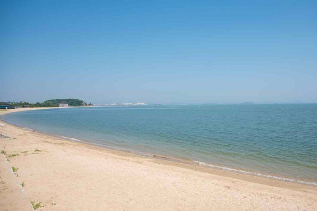 沙美海岸| 汐路と我路が夕陽を眺めるシーン