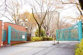 ①：創価大学の栄光門｜東城大学医学部付属病院の正門