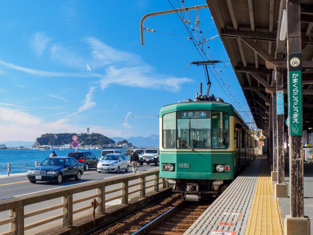鎌倉高校前駅周辺|江ノ電が海沿いを走るシーン