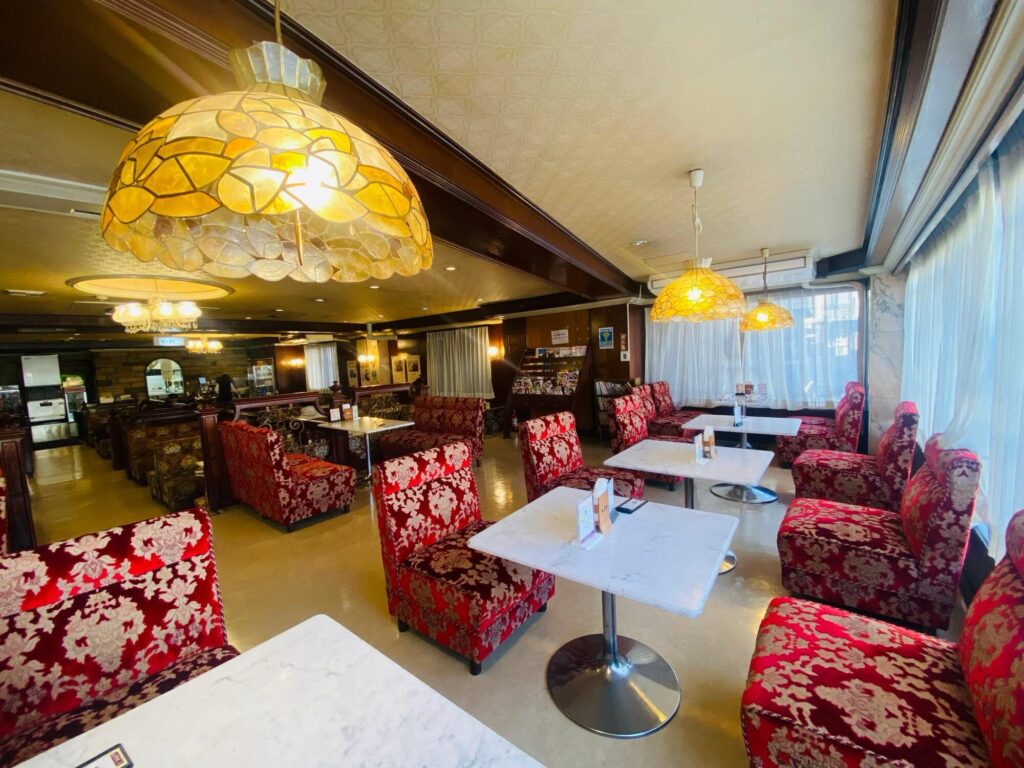 喫茶シルビア西新井店|依頼人からの相談を受けるシーン