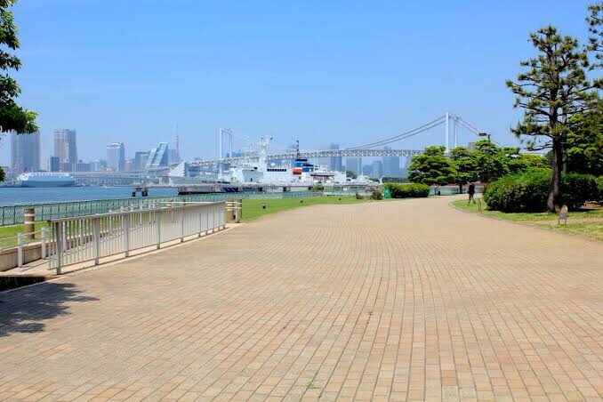 潮風公園｜蔵前と杏がベンチで会話するシーン