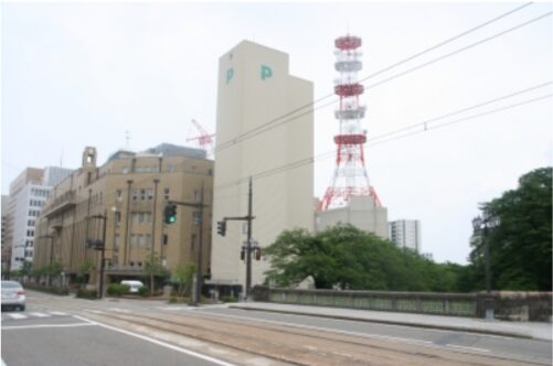 桜橋電車通り：カーアクションのシーン