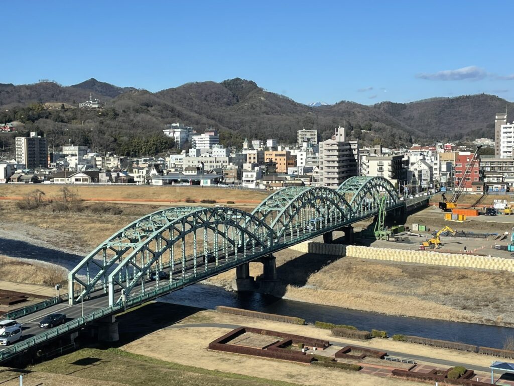 栃木県のロケ施設、渡良瀬川の土手。風早と爽子の登下校シーン