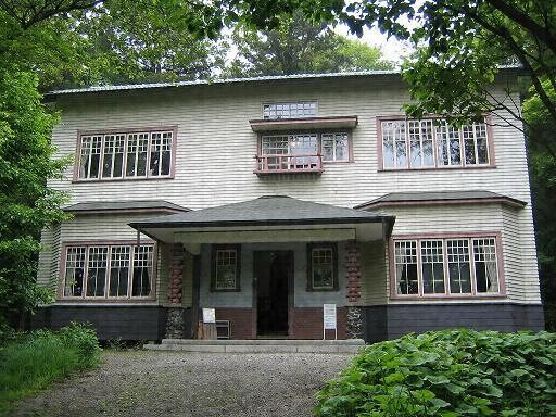 旧近衛文麿別荘|鏡子が勤務する「文学碑史料館」の内部