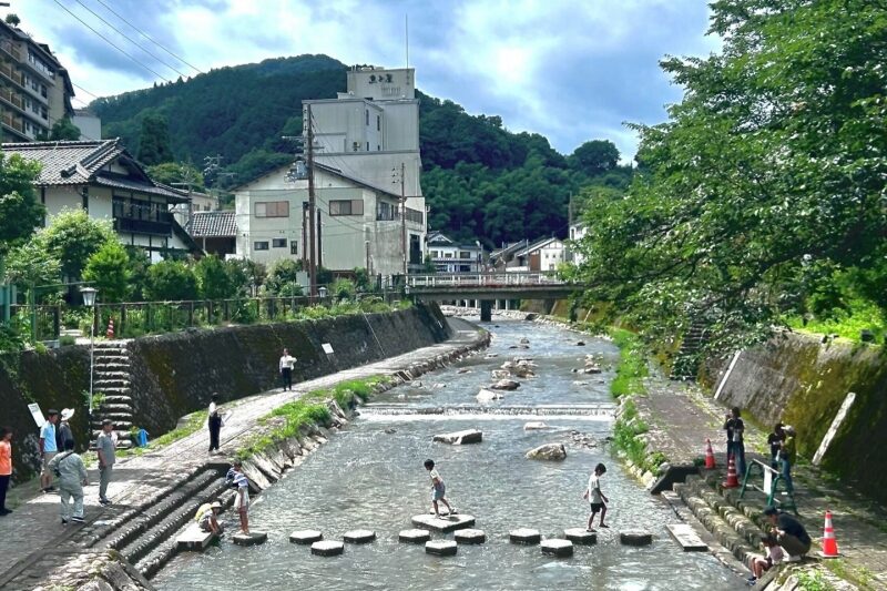 ③:春来川(はるきがわ)沿い|石を拾うシーン